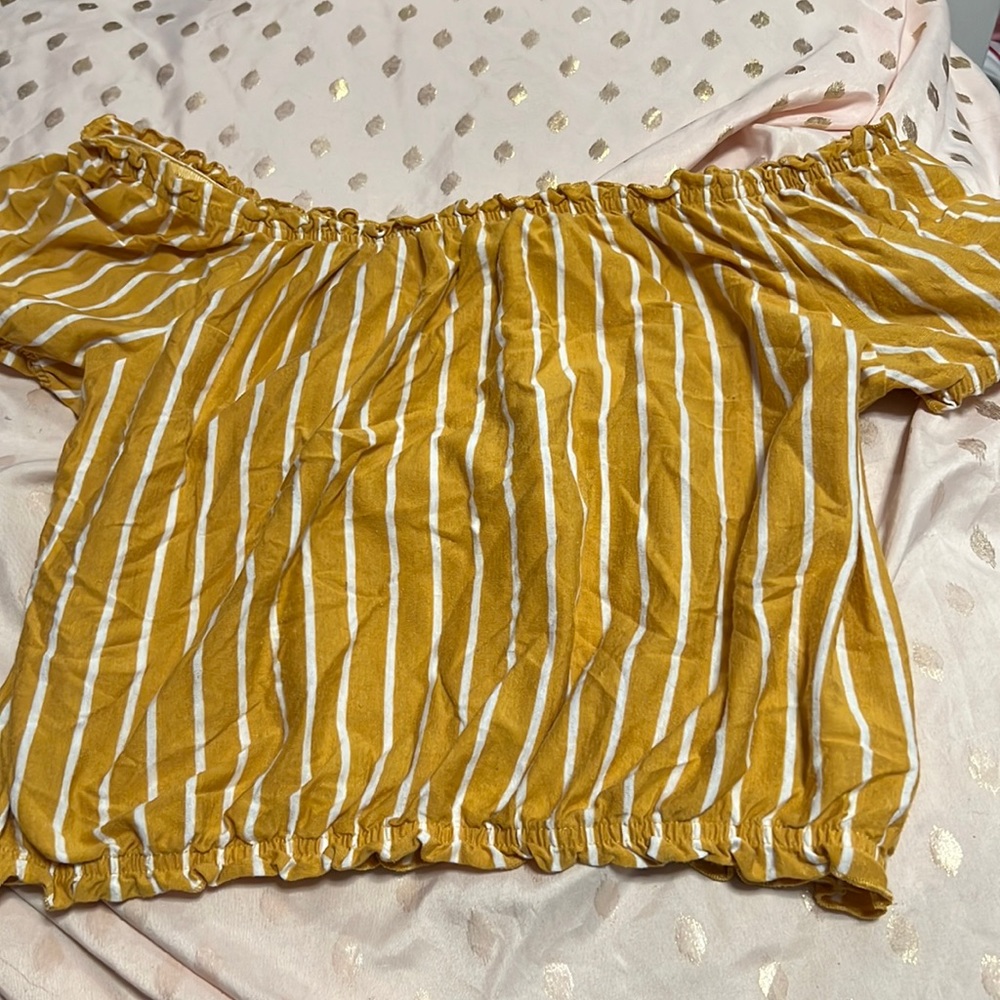 american eagle shirt only worn once on easter size small